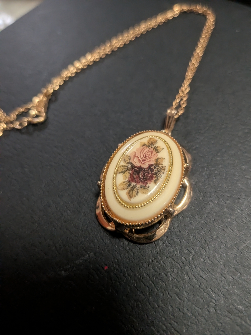 Vintage Signed AVON Porcelain Rose Oval Pendant Necklace Gold Tone
